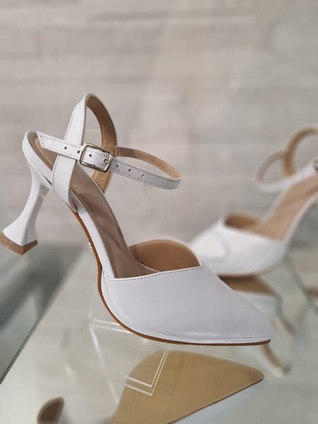 Scarpin branco de salto taça com tira no tornozelo