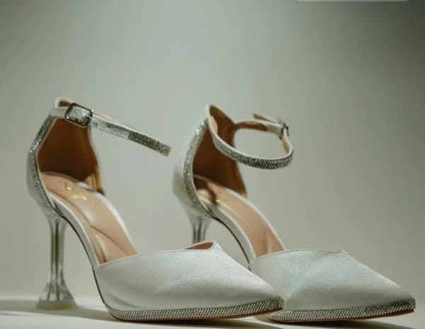 Par acetinado branco com tira de strass e salto transparente